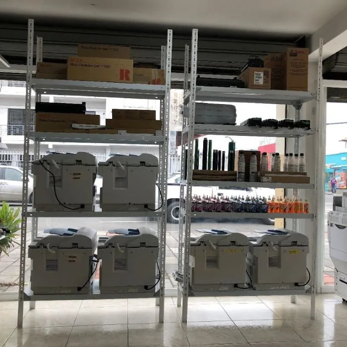 Equipos y suministros en las instalaciones de Cosolem en Guayaquil