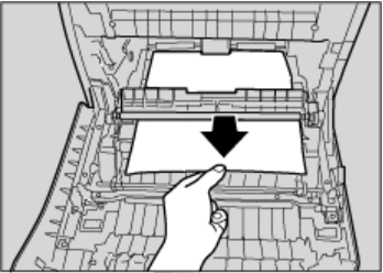 Si el papel se ha atascado dentro de la unidad de transferencia, tire del papel hacia arriba